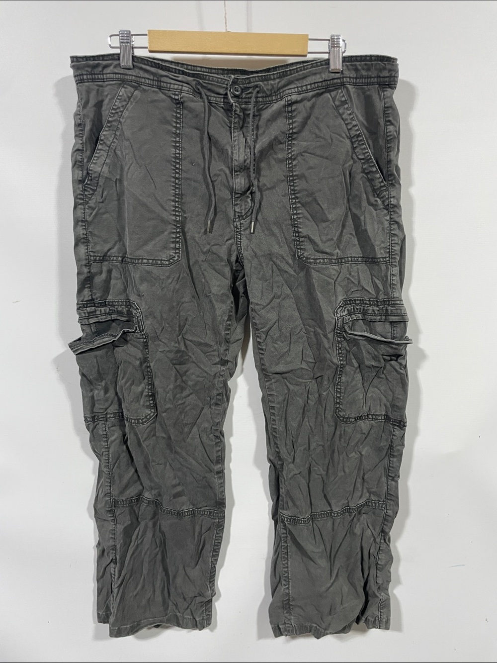 American Eagle Outfitters Wide Leg Cargo Pants in Charcoal Gray